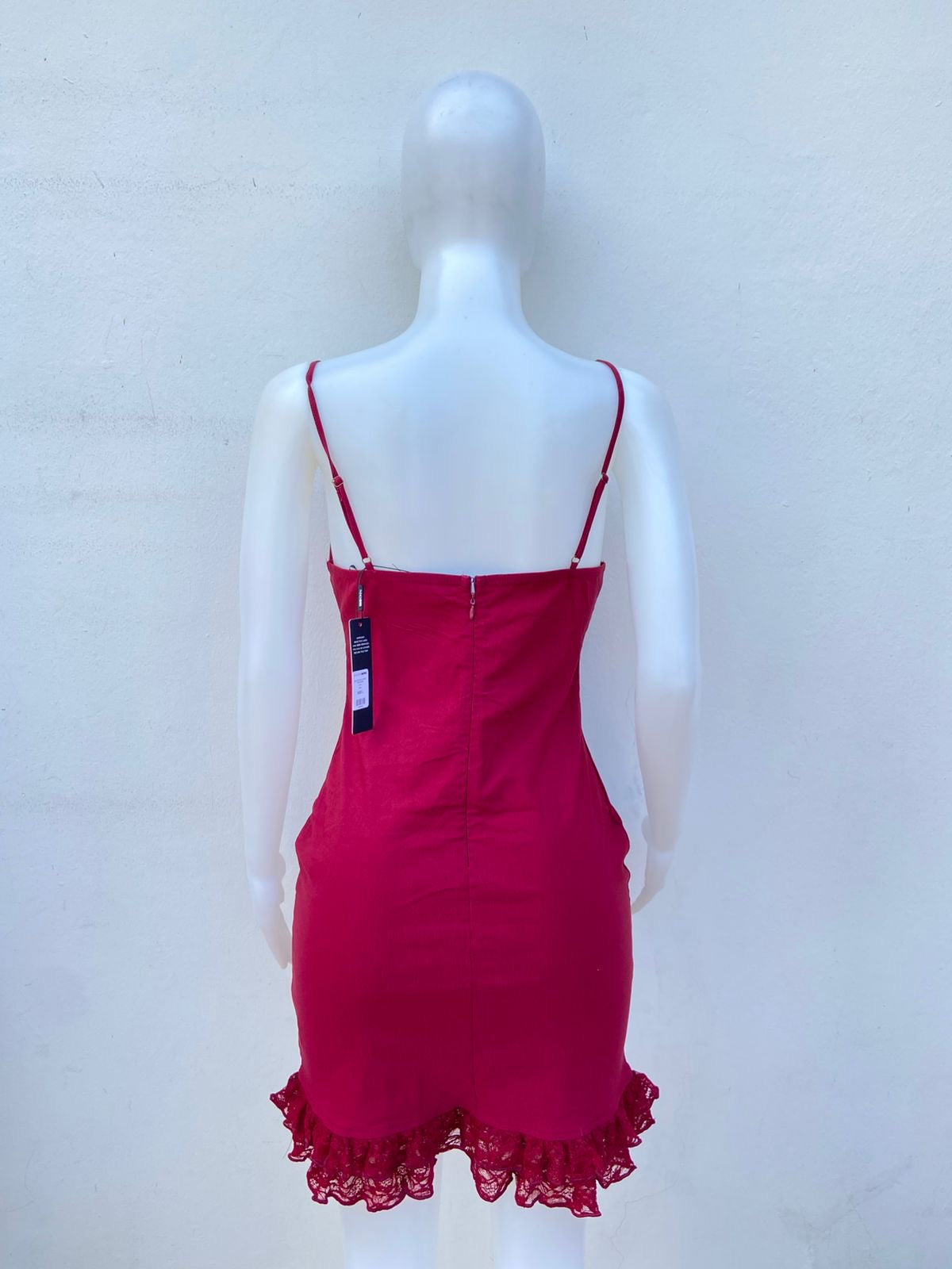 Vestido Rojo vino con lazo en el medio y detalles de buelos en la parte baja del vestido