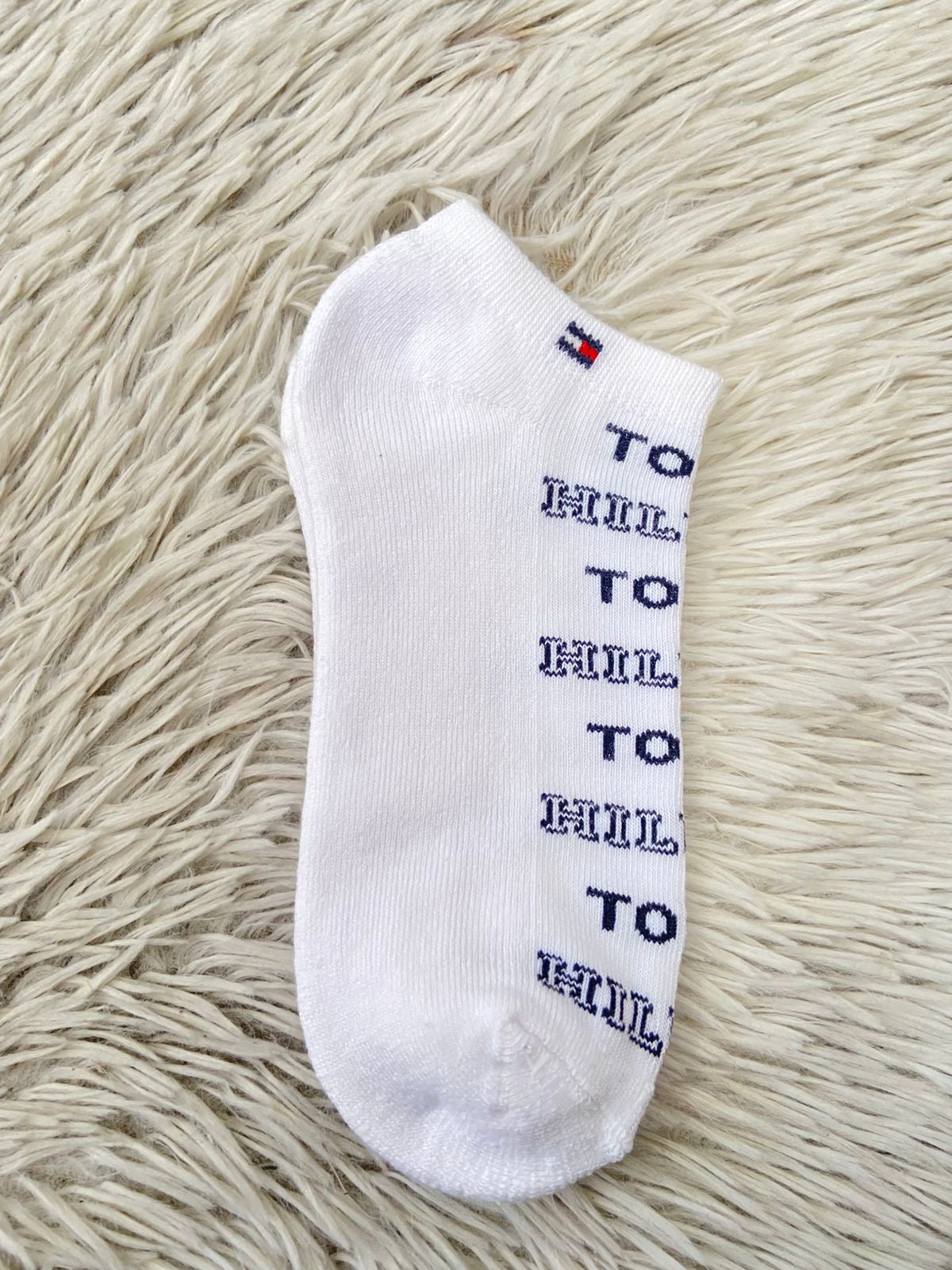 Medias Tommy Hilfiger original blanco con muchas letras TOMMY HILFIGER en azul marino.