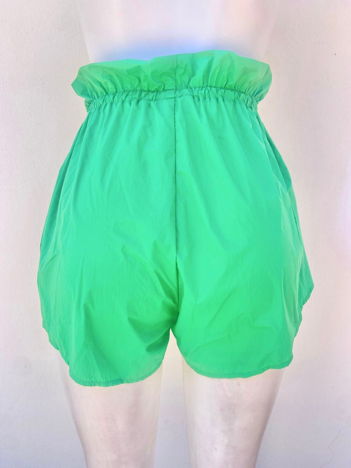 Short Nona Sport Original, Kellygreen, con tiros ajustables, color verde.