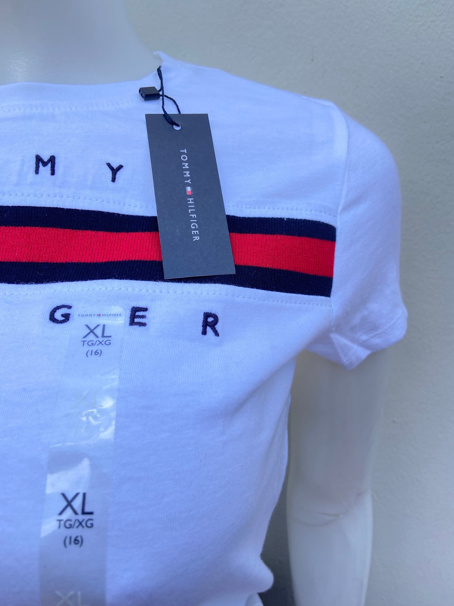 T-shirt/ blusa Tommy Hilfiger original, blanco con banda Tommy en frente, mangas más cortas y costura en hilo blanco en frente, diferente.