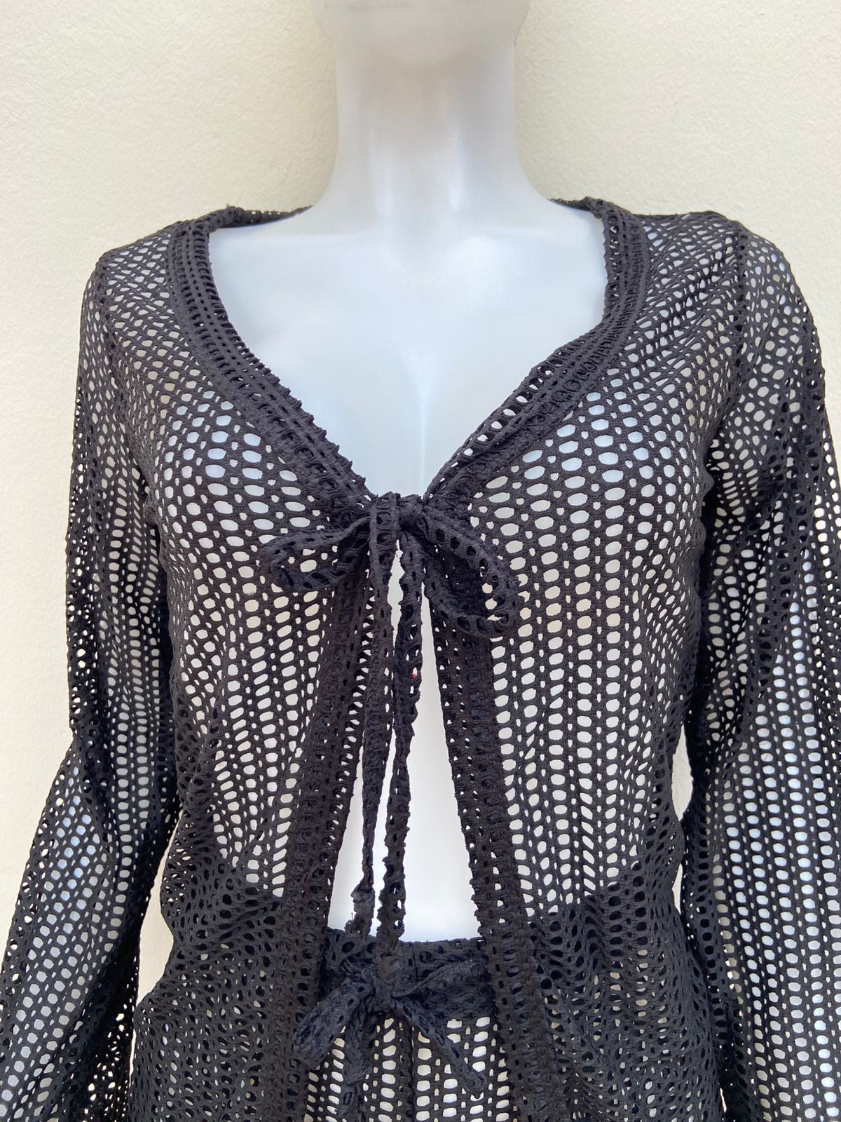 Conjunto/ Cover up, negro con hoyitos y lazos ajustables.