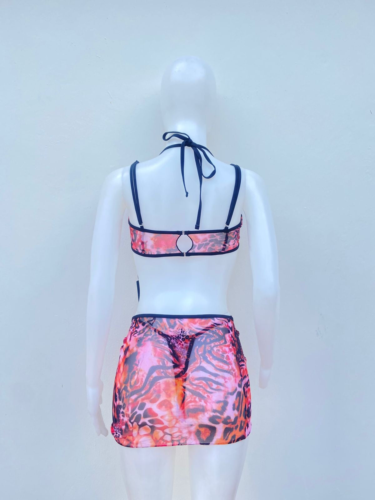 Biquini, rosado con negro y estampado de animal print, 3 piezas.