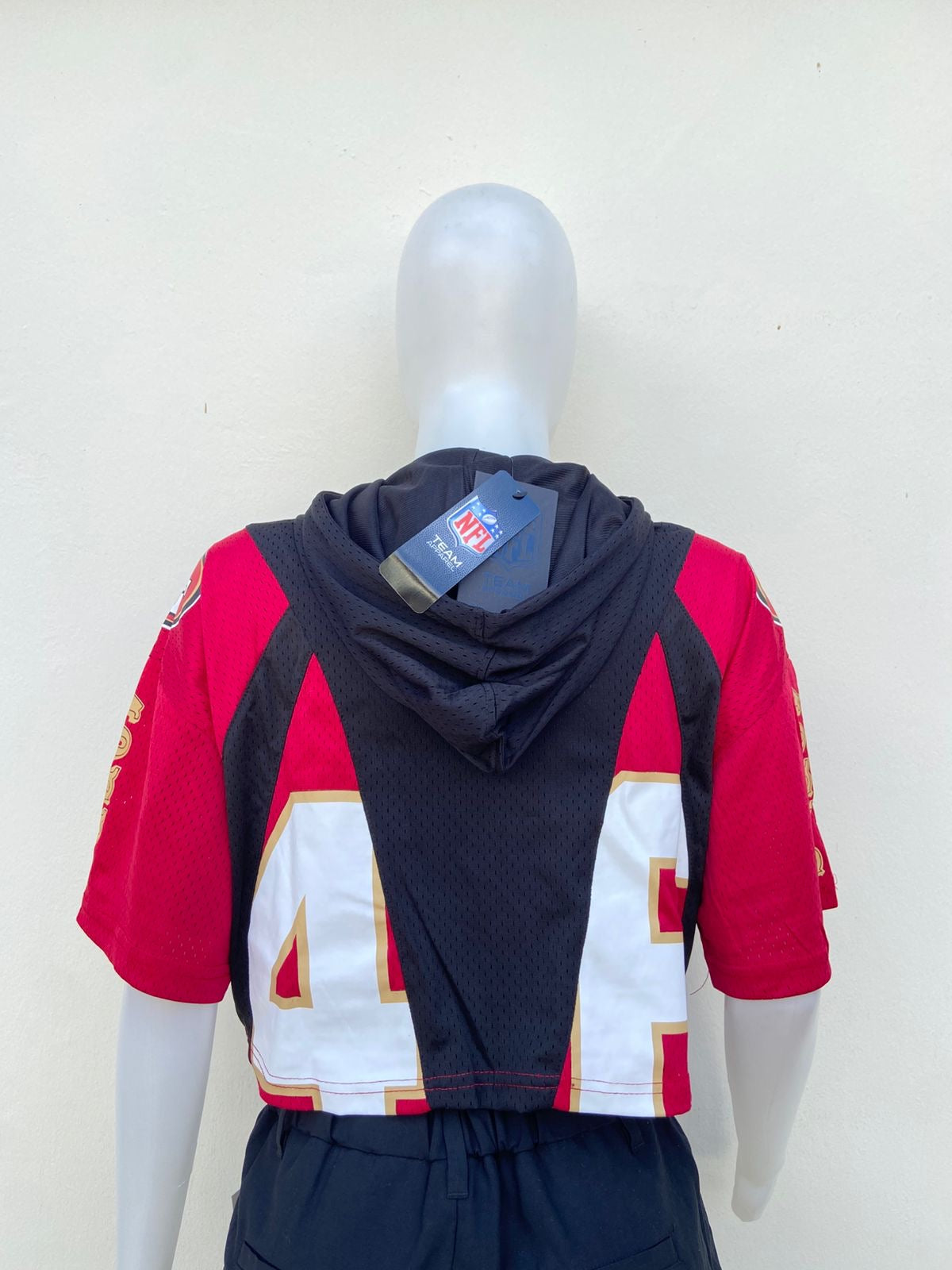 Top NFL original, negro con rojo, blanco y letras SF en blanco, y capucha.