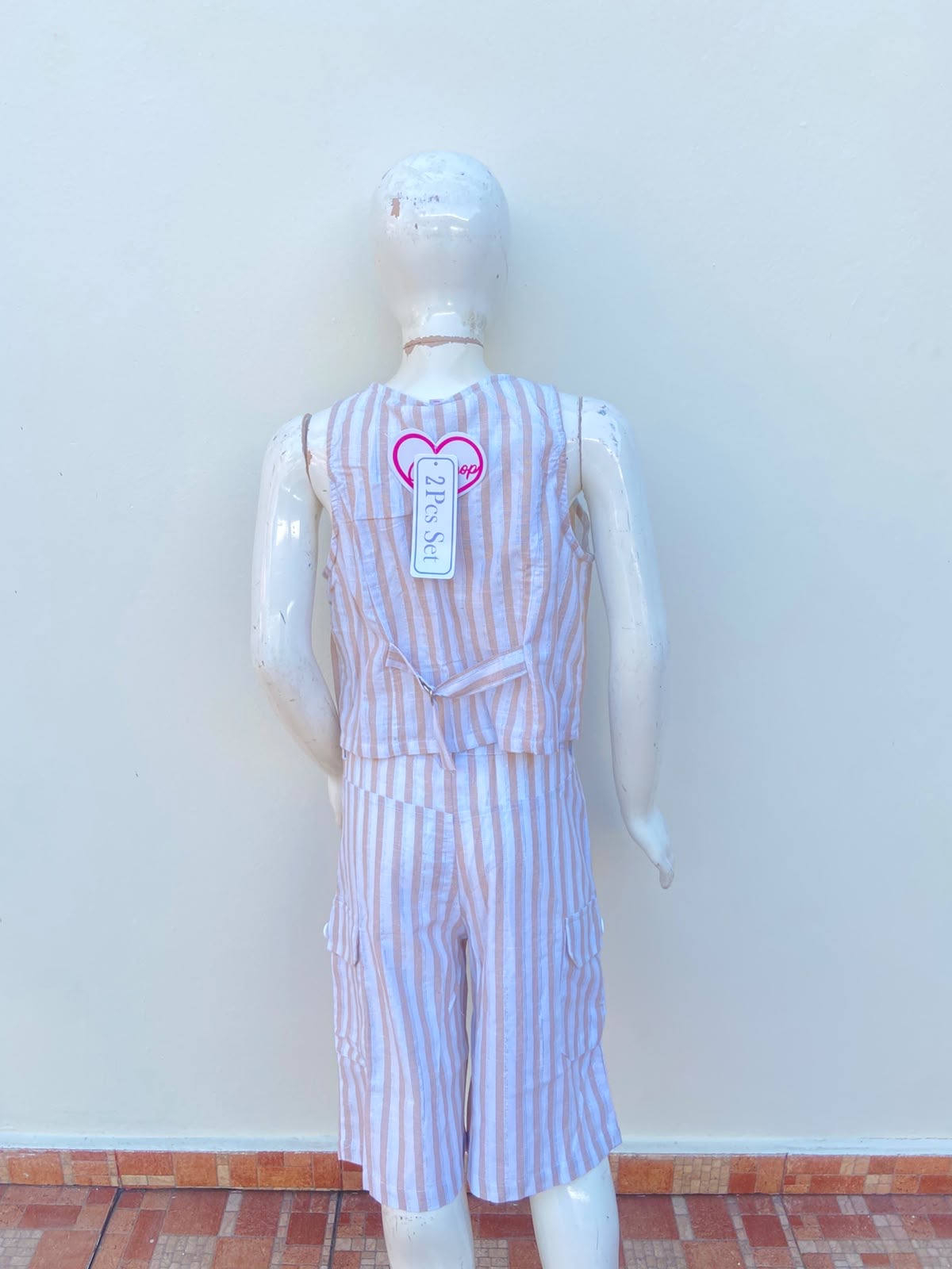 Conjunto CHILLIPOP original en color crema con rayas blancas, y lazo ajustable en la blusa.