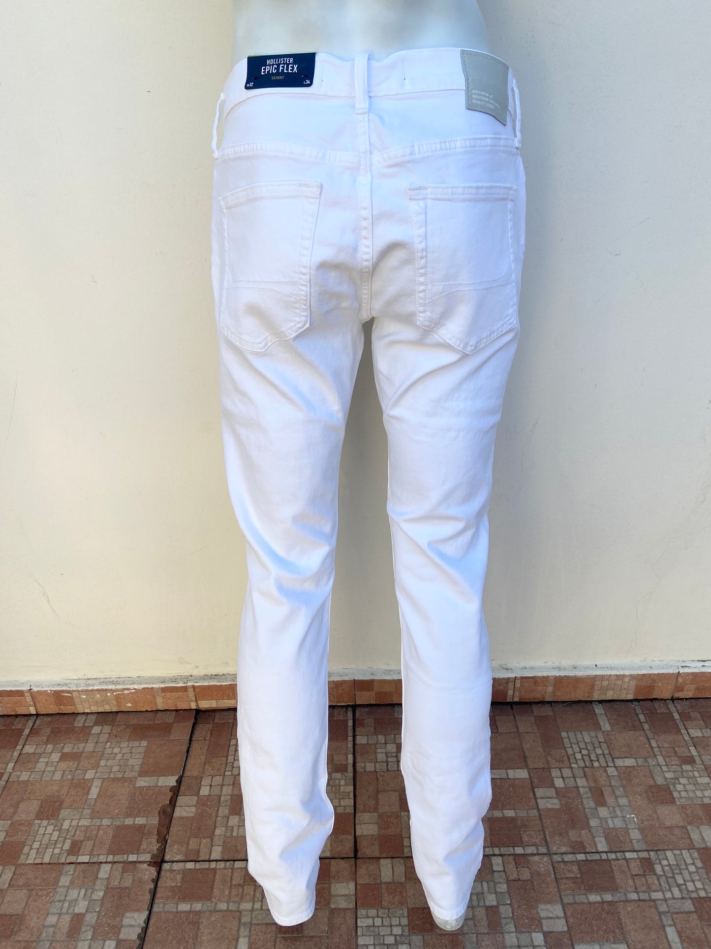 Pantalon Jean Hollister original blanco, EPIC FLEX SKINNY, con rasgados.