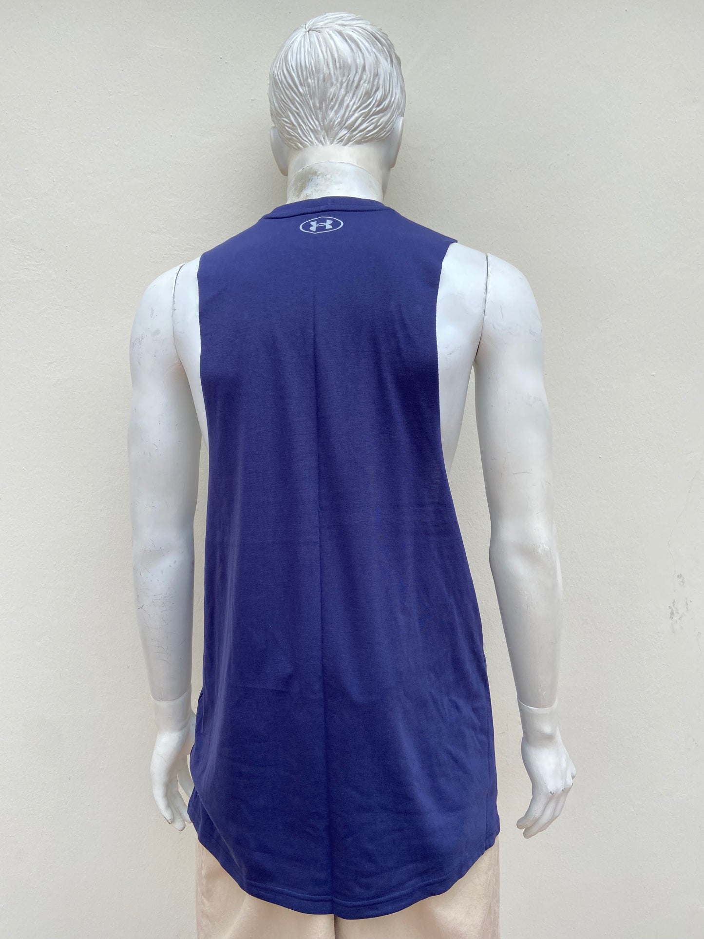 Franela UNDER ARMOUR original, azul marino con letras PROJECT ROCK.