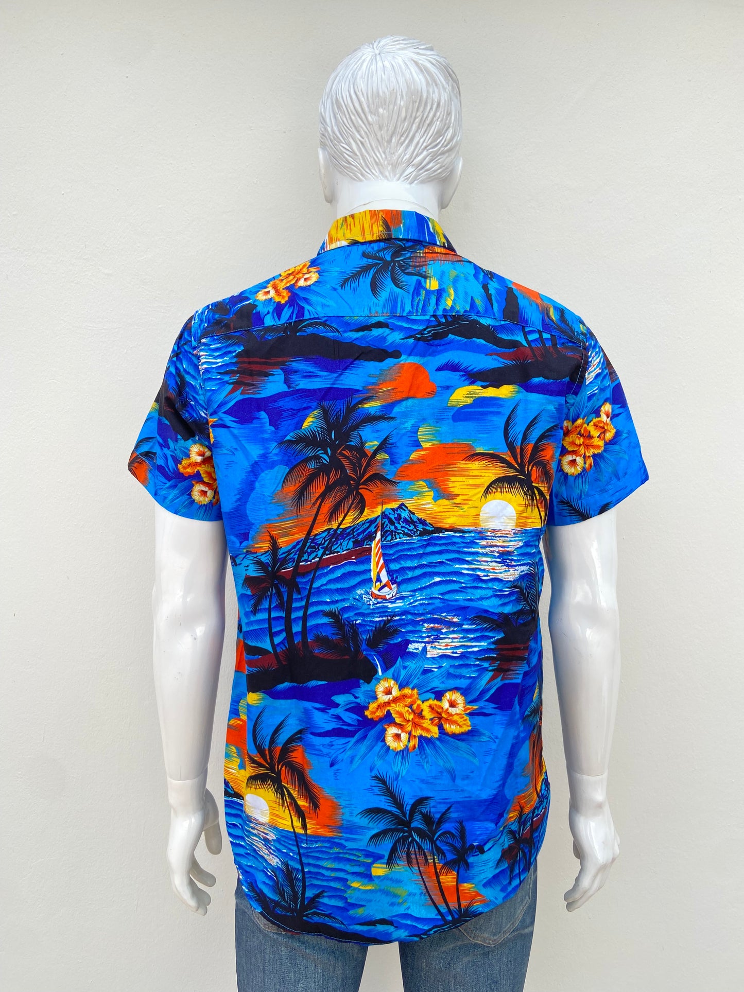 Camisa VERTICAL SPORT original, azul con estampado del atardecer y palmeras.