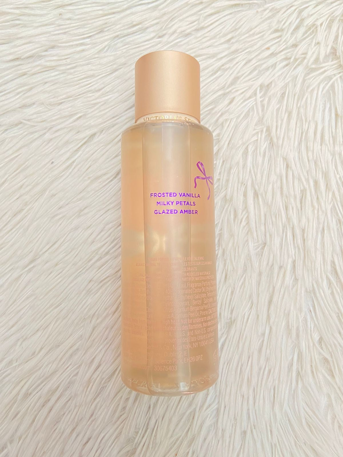 Colonia Victoria’s Secret original, FROSTED VANILLA FANTASY, color crema.