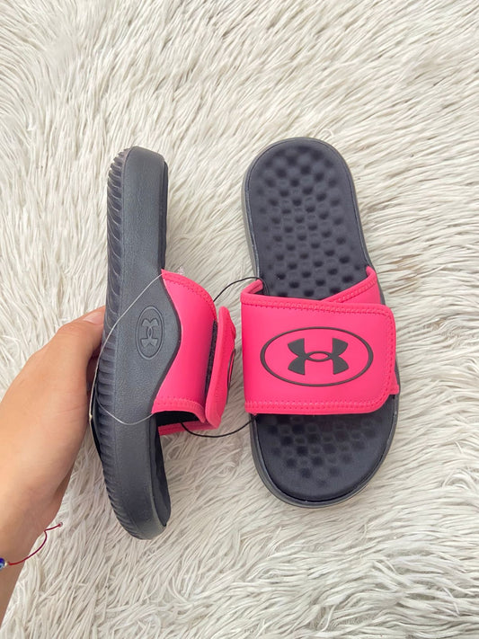 Sandalias UNDER ARMOUR Original en color negra con rosado al frente y logotipo de la marca en color negro.