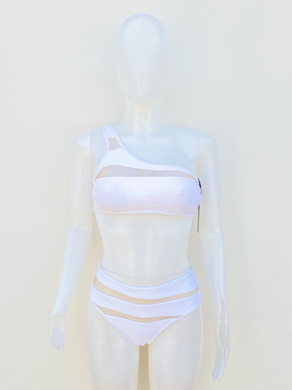 Biquini, blanco con partes de tela en color nude transparente, dos piezas.