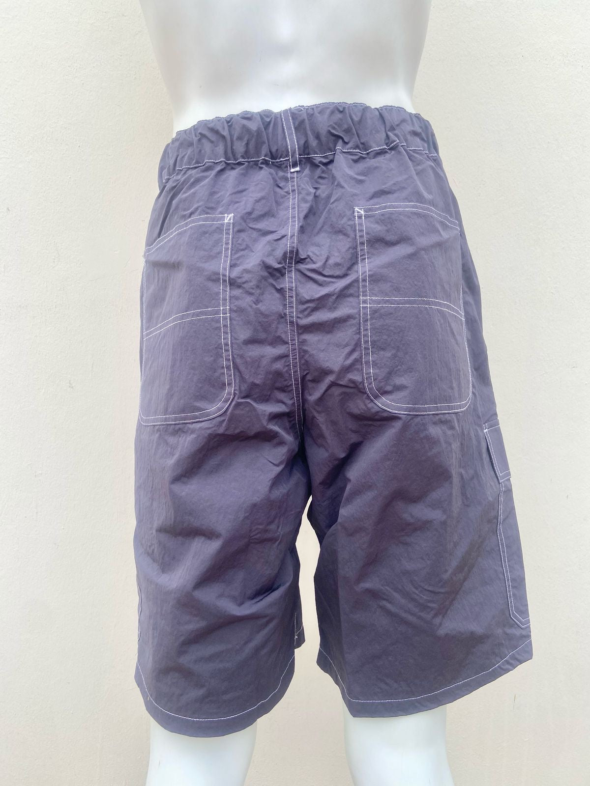 Bermuda ASOS DESIGN Original azul marino de tela impermeable y una correa