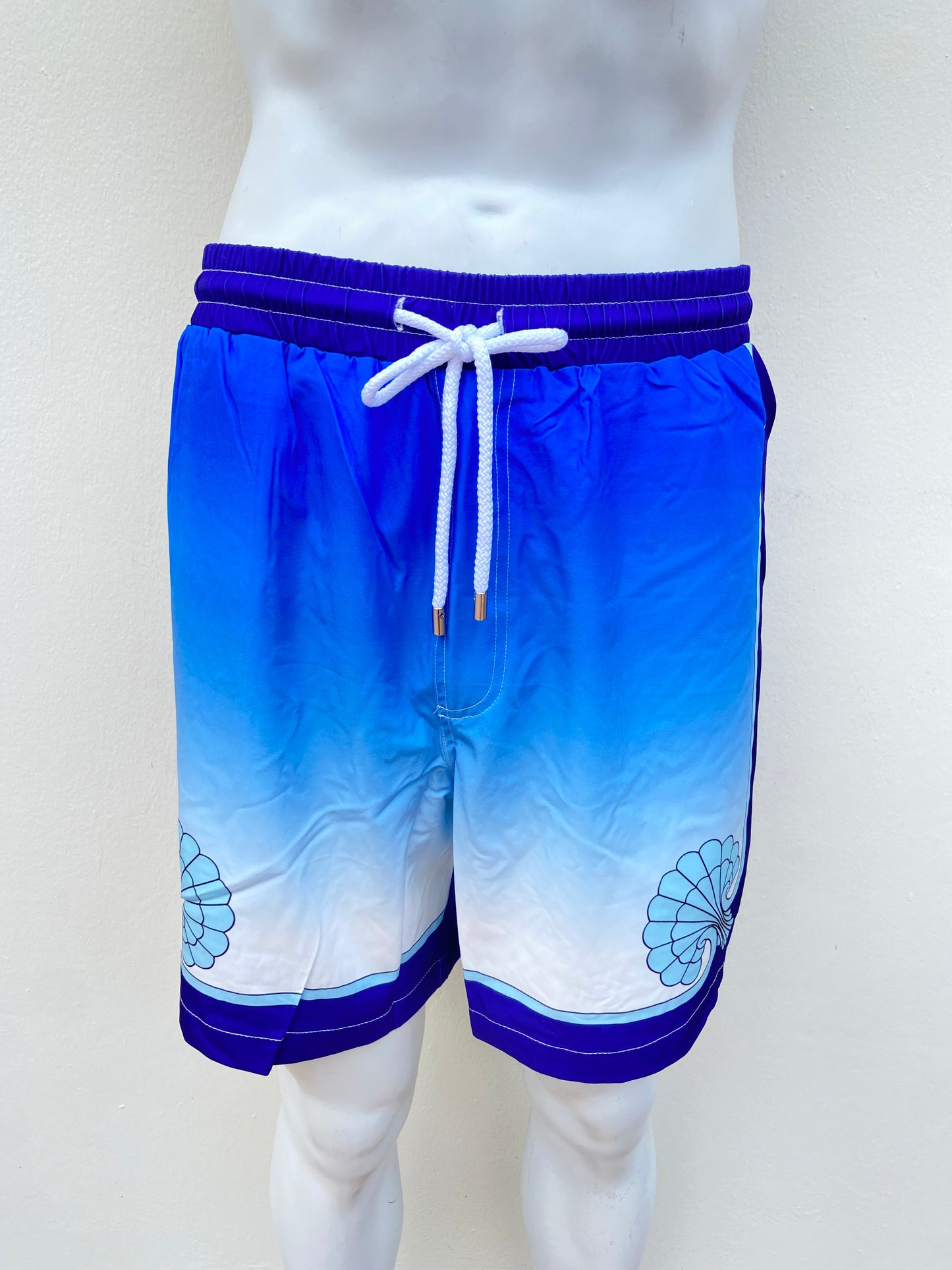 Bañador/Baggy, azul marino con azul claro y estampado de concha.