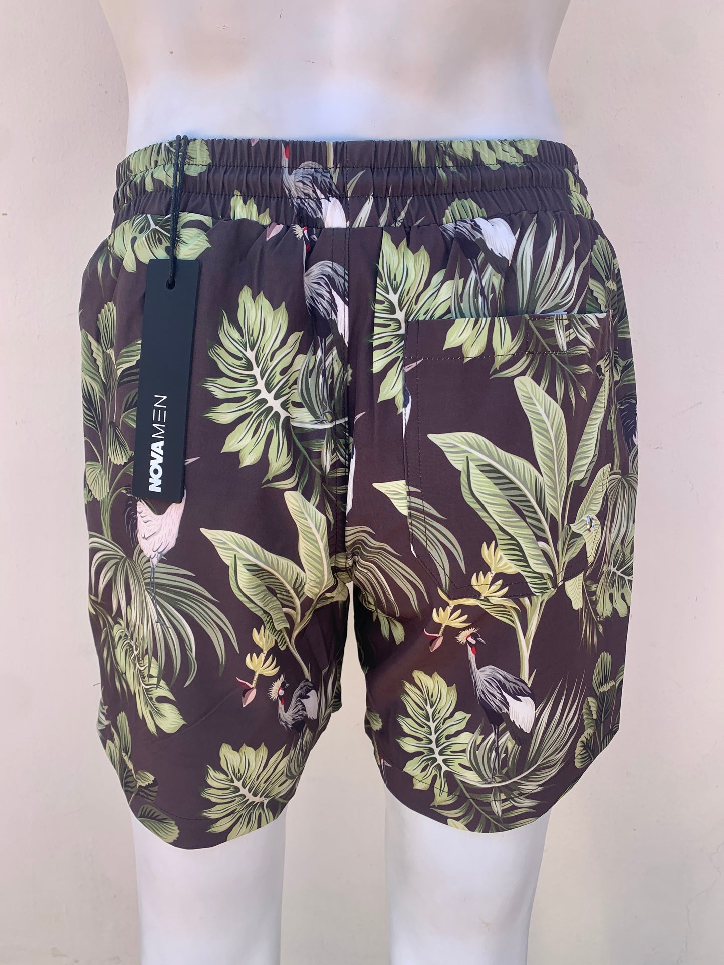 Bañador Baggy Nova Men original, en color verde con estampado de ramos y algunas aves