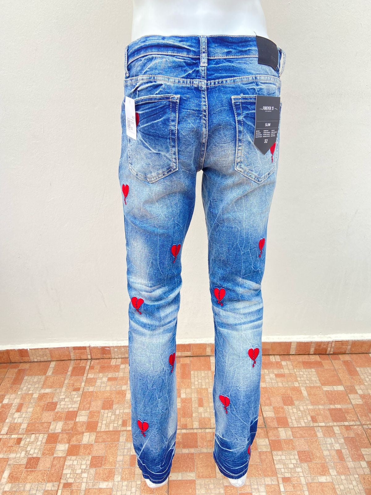 Pantalón Jean Forever 21 original azul con estampado de corazones rotos.