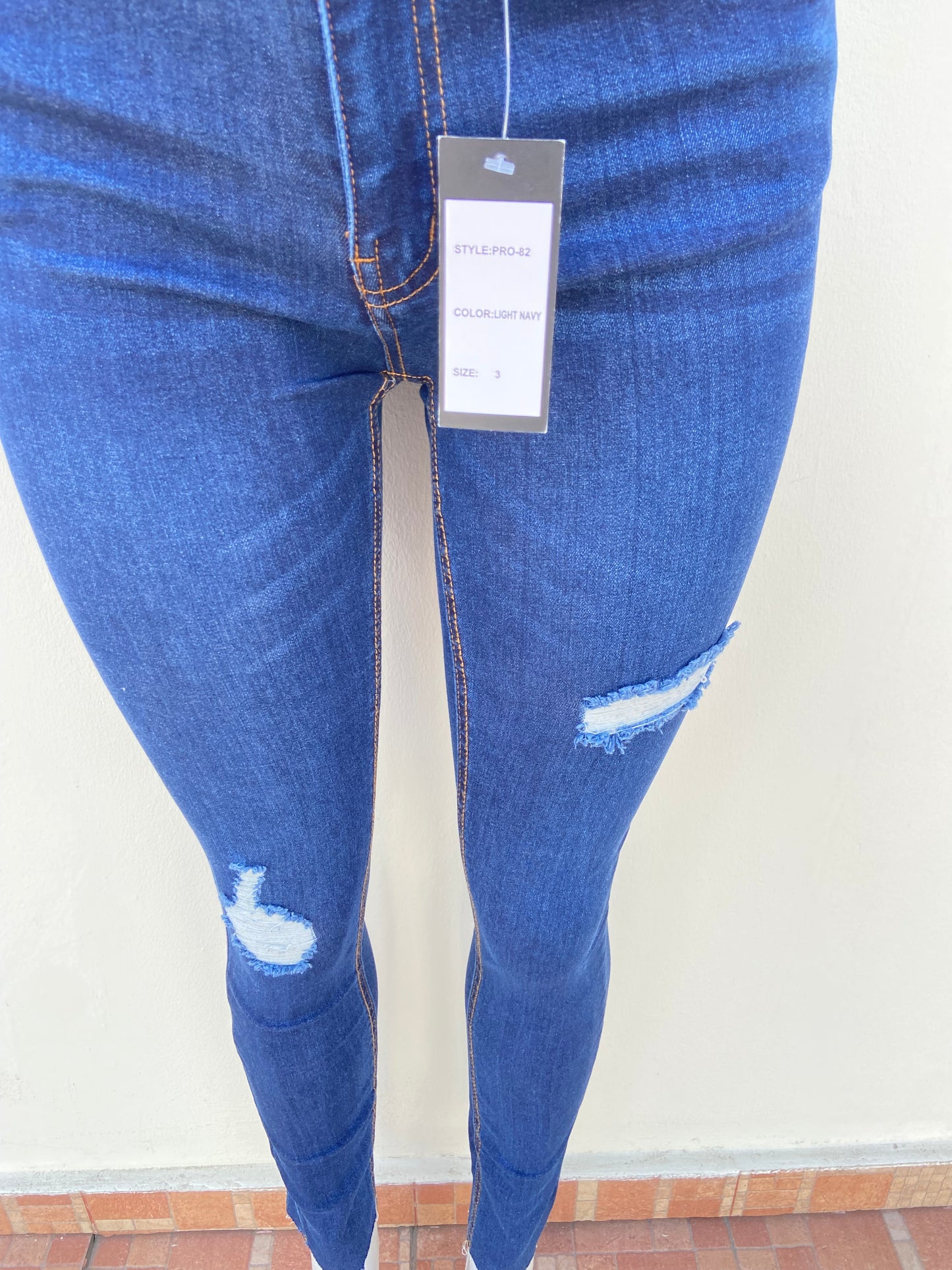 Pantalón Jean PRO STAR original, azul oscuro, con pequeño rasgados en las rodillas.