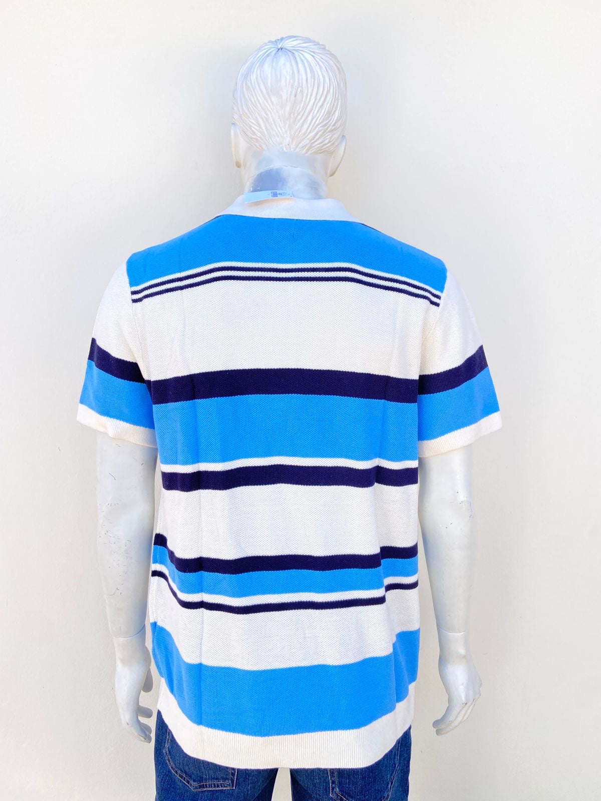 Polocher/Sueter GAP Original, en color blanco con lineas en tonos azul y azul marino.