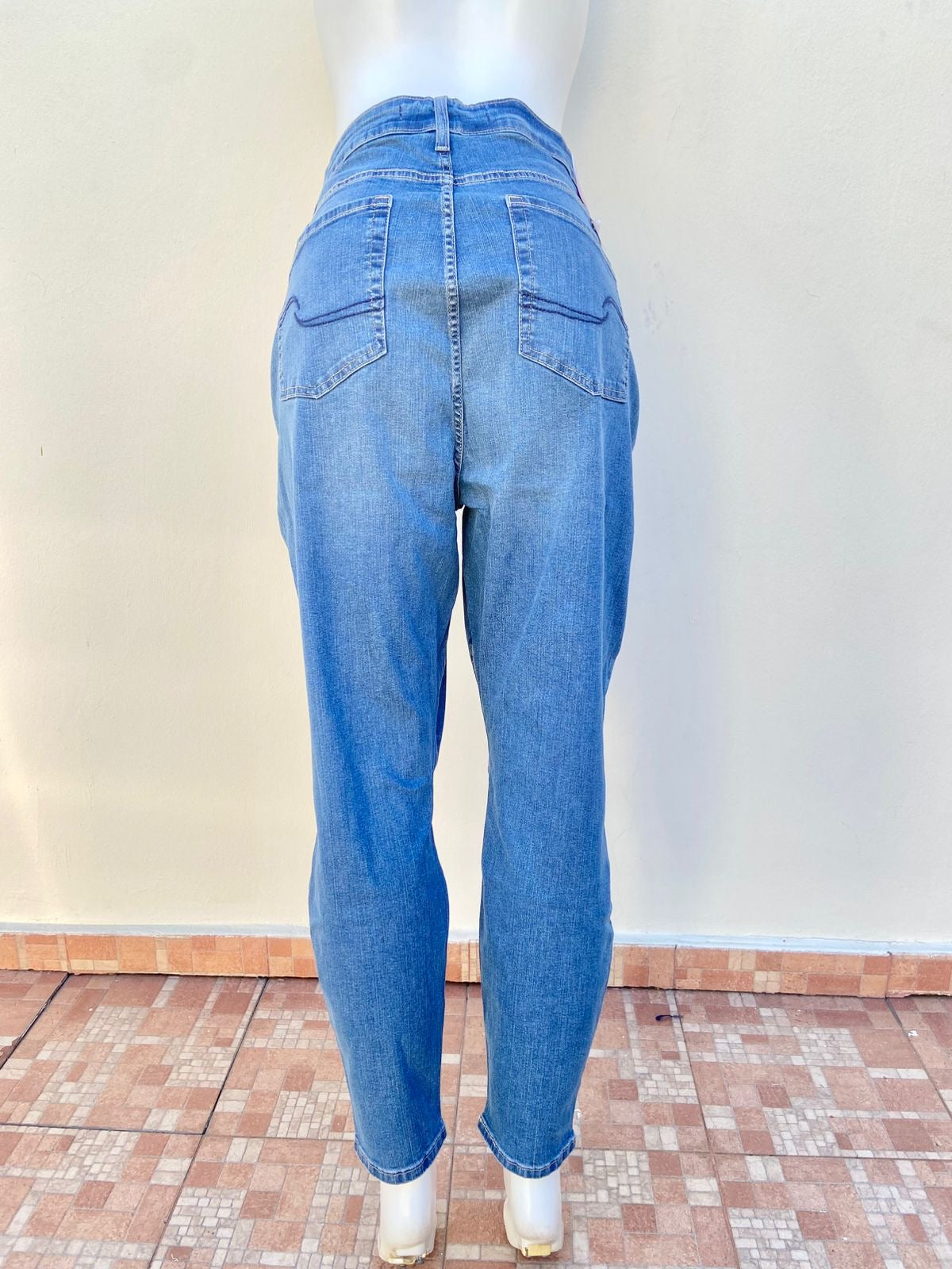 Pantalon jean SIGNATURE BY LEVI STRAUSS Original, PLUS SIZE azul claro con rasgados.
