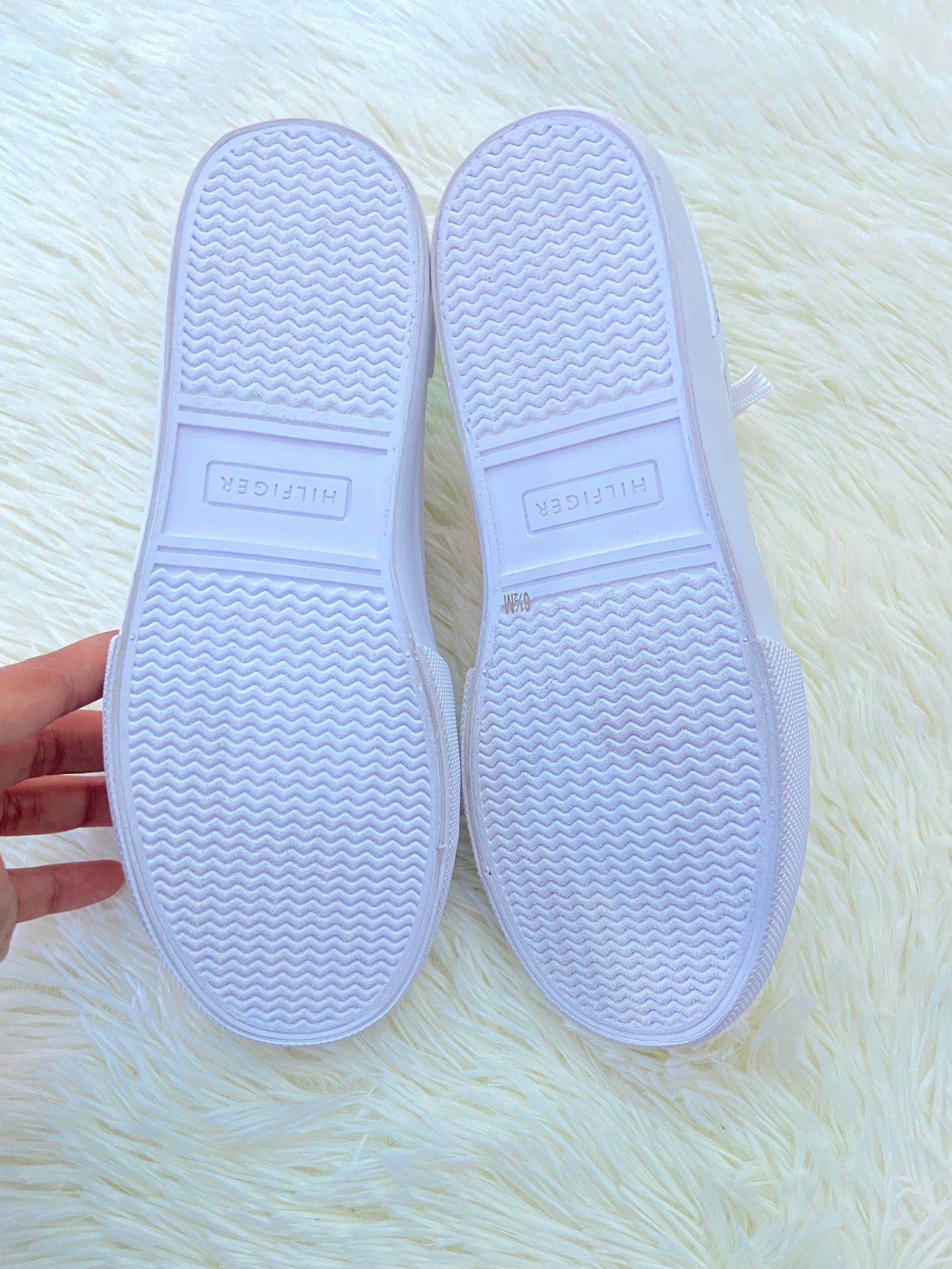 Tenis TOMMY HILFIGER original, blanco con verde en la parte trasera y letras HILFIGER en los costados.