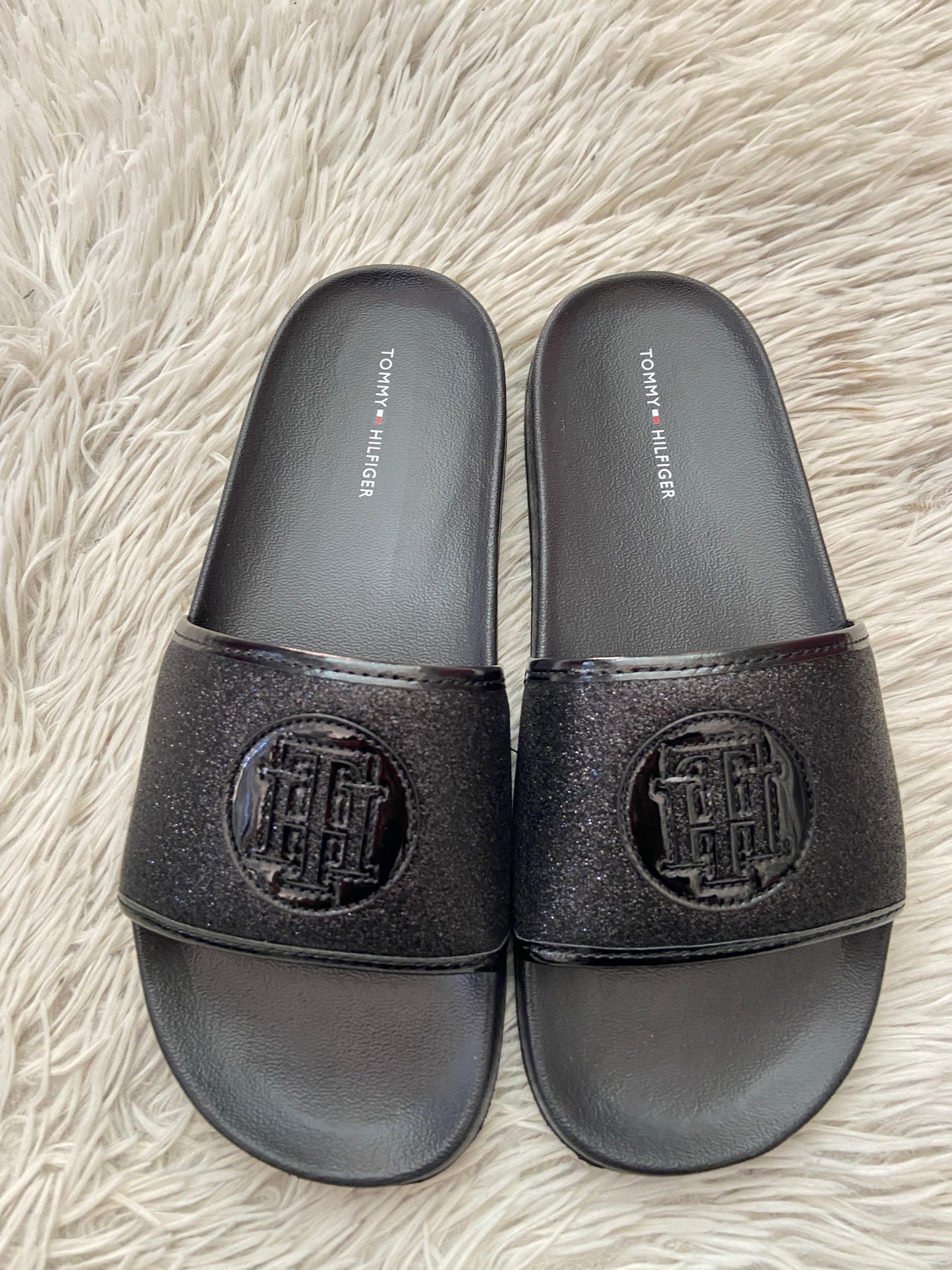 Sandalias TOMMY HILFIGER original, negra con TH en frente con brillos en color negro.