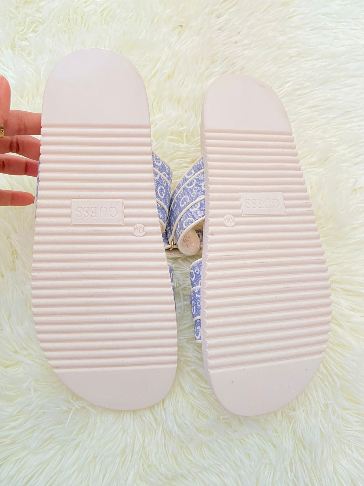 Sandalias GUESS original, crema con azul y letras G y placa de marca al lado, ajustables.