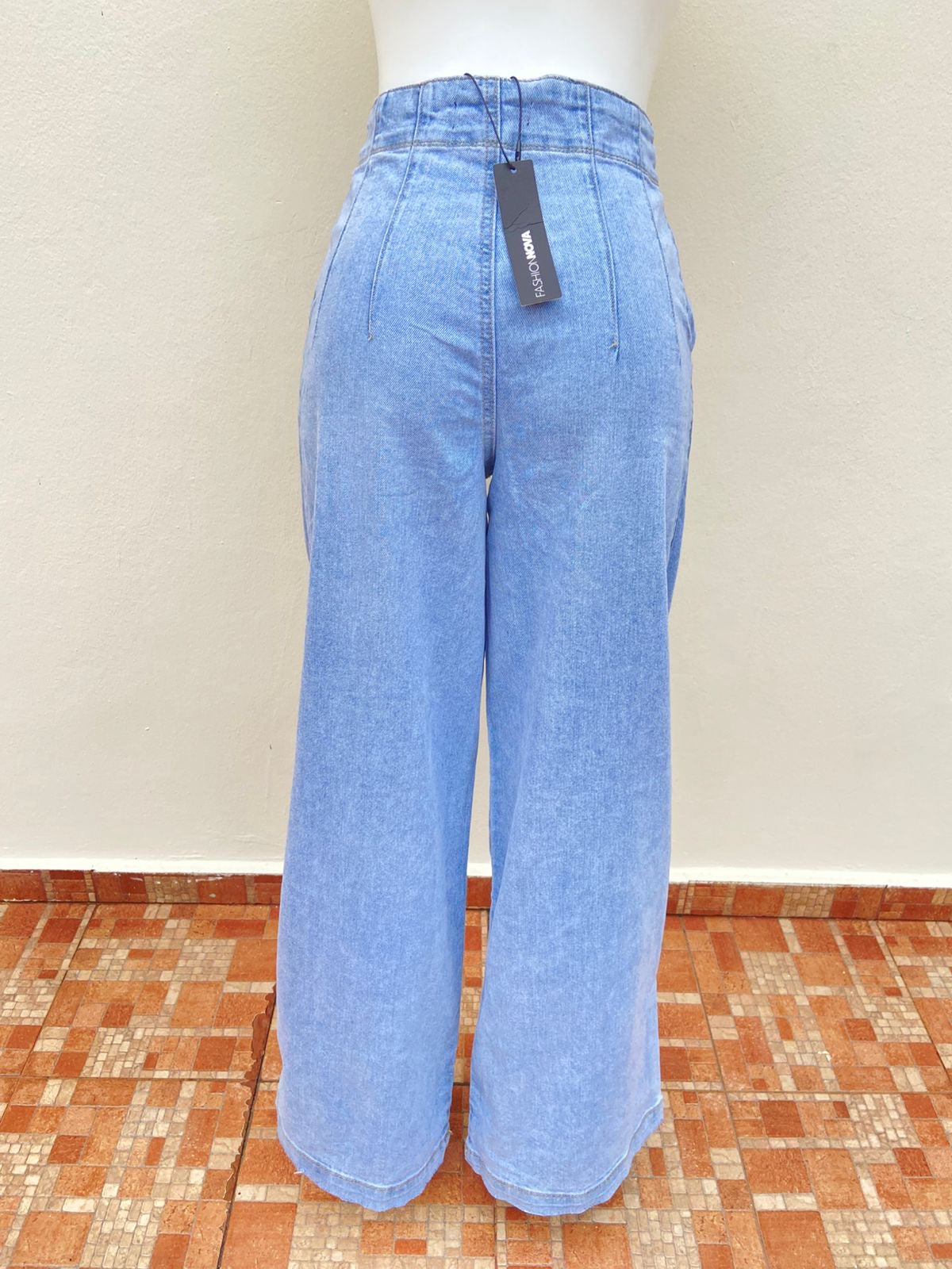 Pantalón Jean, azul claro liso, estilo ballon, con dos botones.