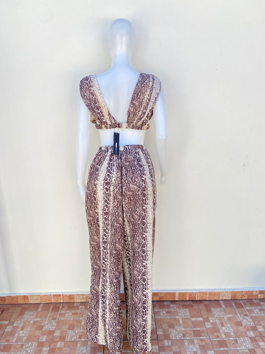 Conjunto, color marron ( taupe) con estampado de animal print.