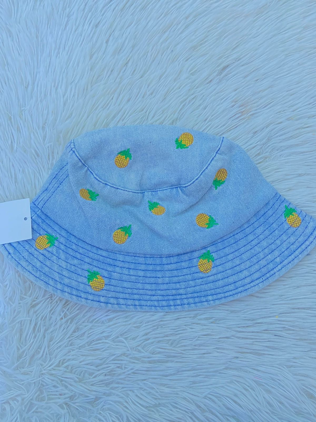 Gorro en tela jean con estampado de piñas