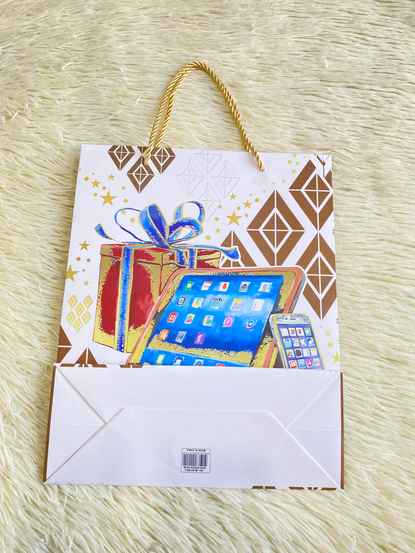 Shopping blanco con caja de regalo, reloj y IPad en el centro con detalles dorados. MEDIANO