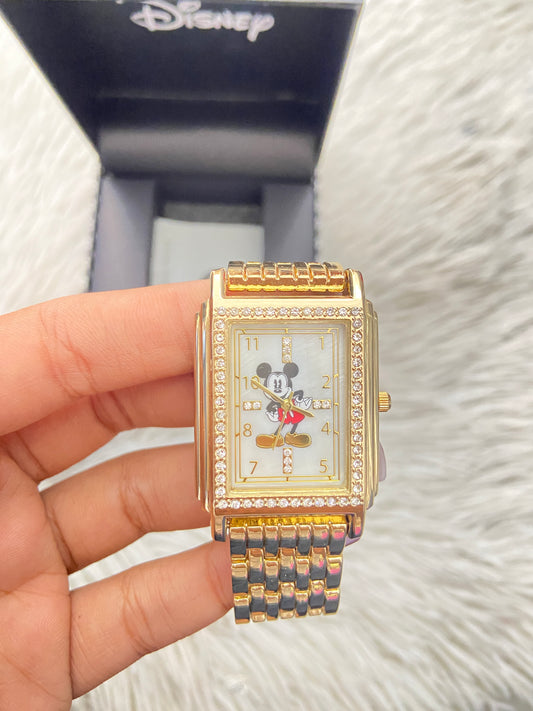 Reloj Disney original x Mickey Mouse, dorado con diamantes en el borde y fondo de Mikey mouse.