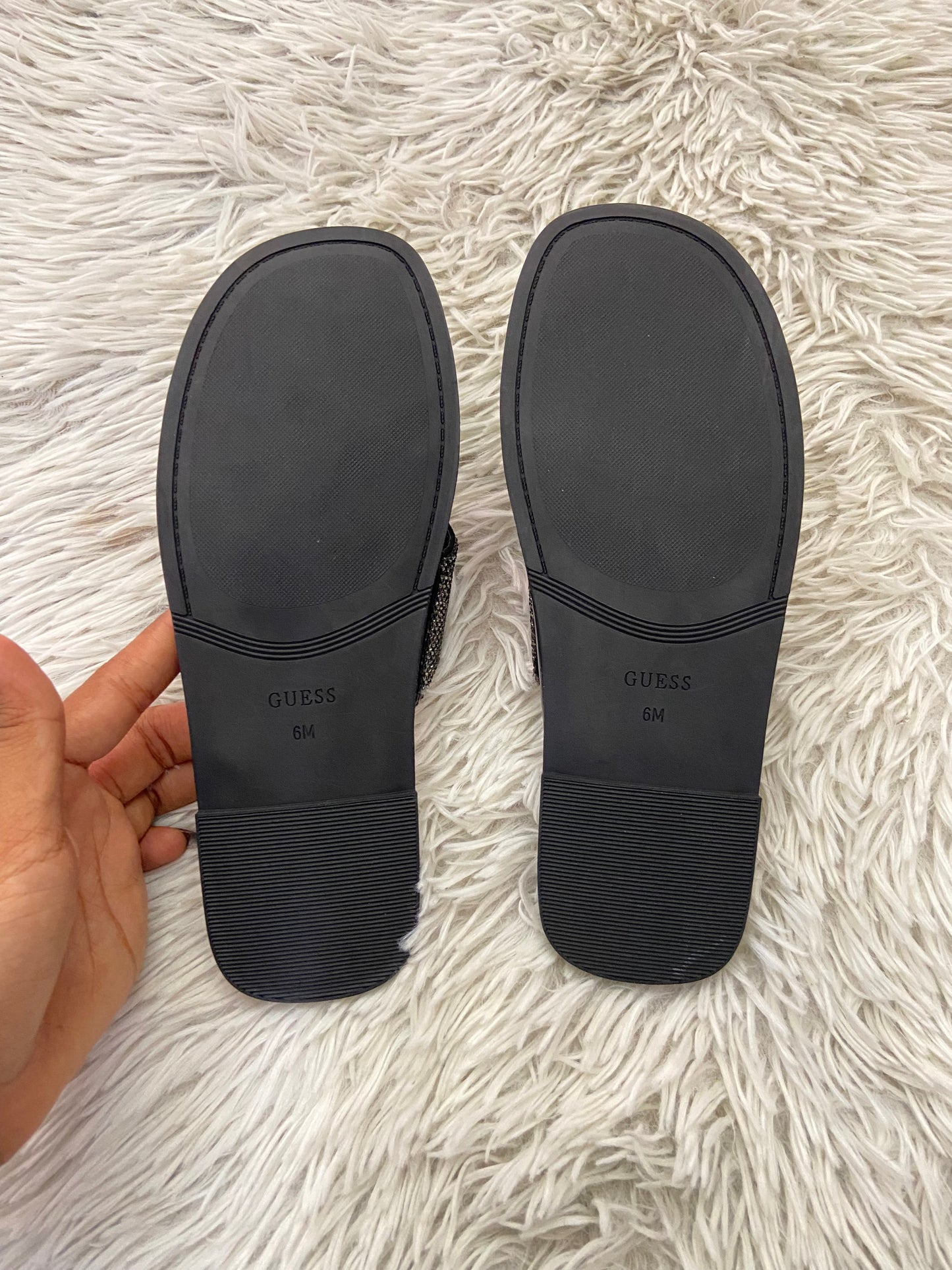 Sandalias GUESS original negra con brillos en la parte delantera y letras GUESS.