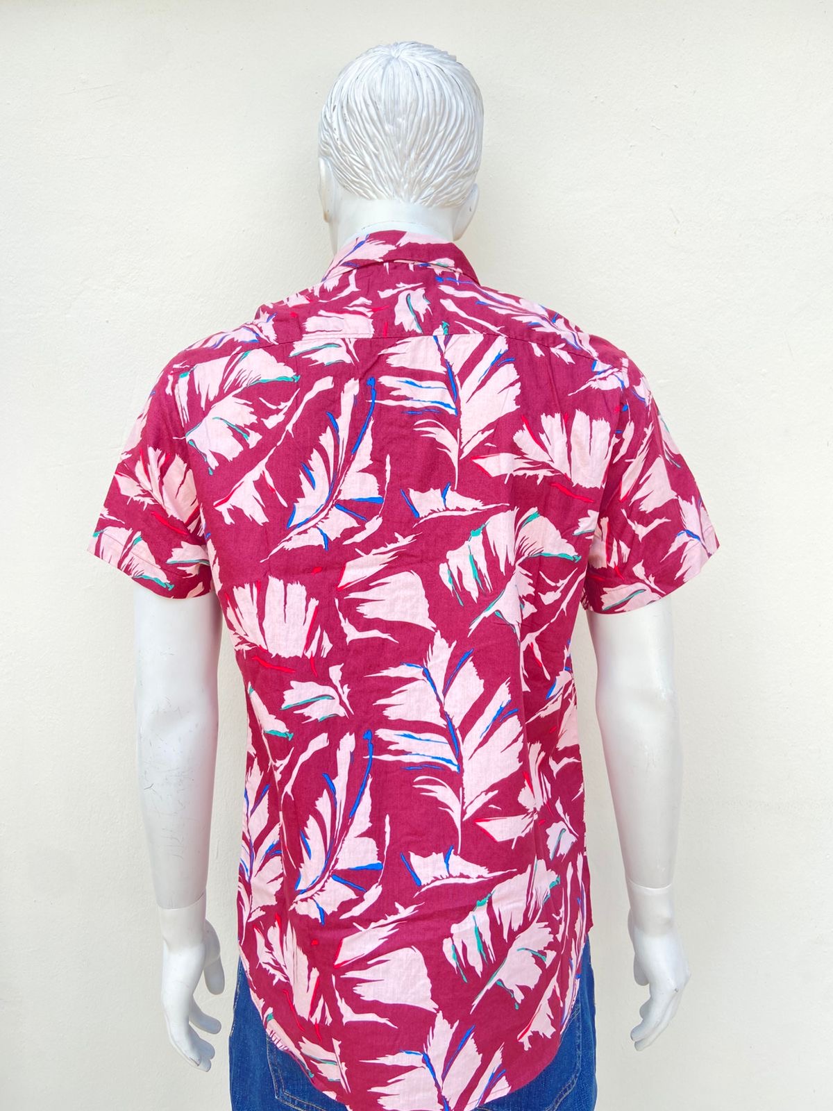 Camisa MBX PREMIUM GOODS original, rojo vino con estampado de palmeras en color rosado palo, 100 % algodón.