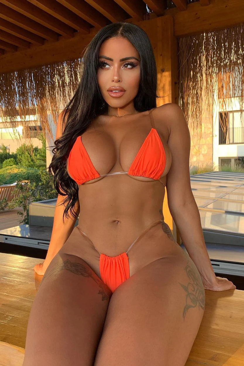 Biquini, naranja neón con tirantes ajustables en color transparente.