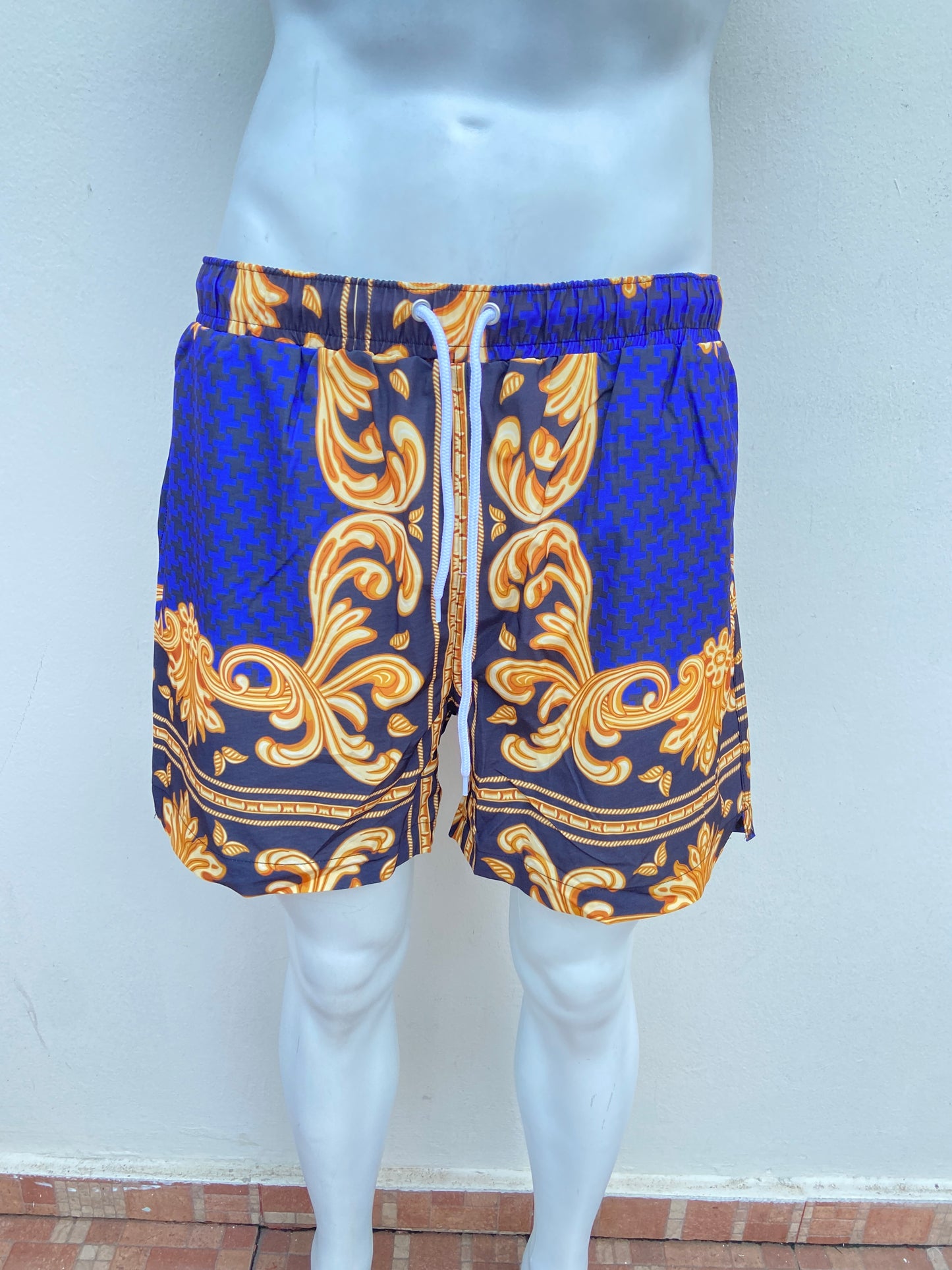 Bañador/Baggy, azul marino con estampado en color dorado y negro.