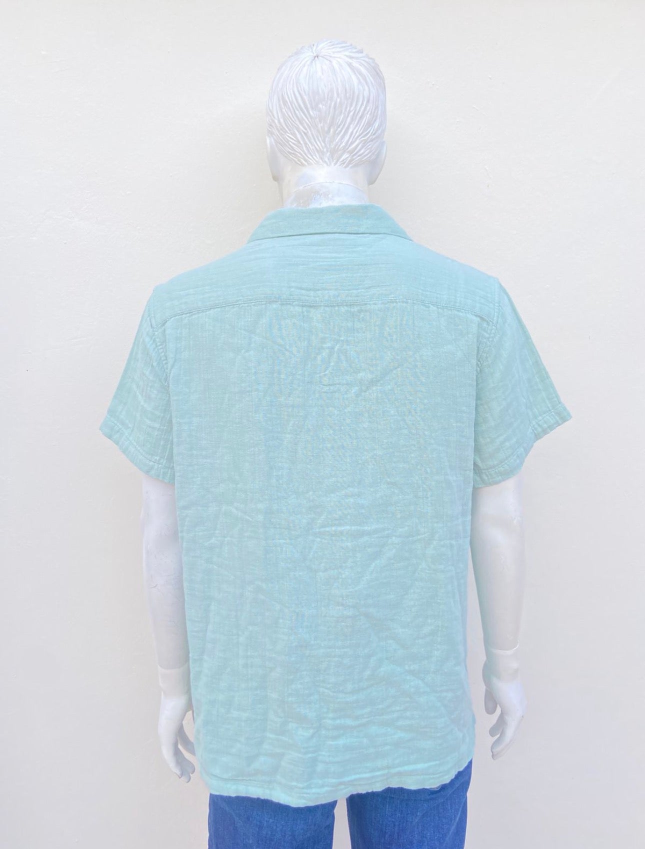 Camisa 100% algodón organico AEROPOSTALE Original, color verde claro con botones en color marron.