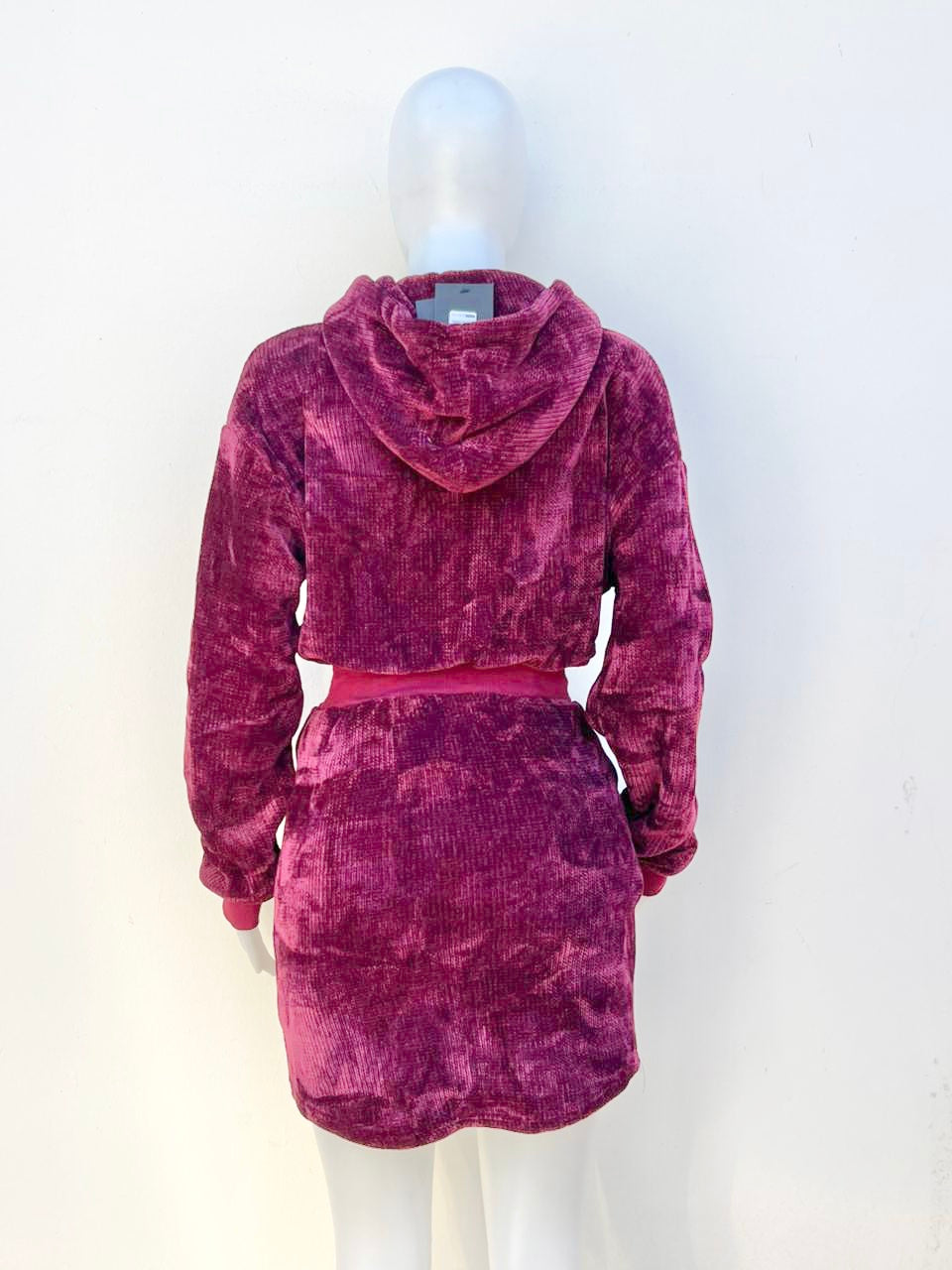 Vestido en color borgoña con gorro ( burgundy) ( rojo vino ).