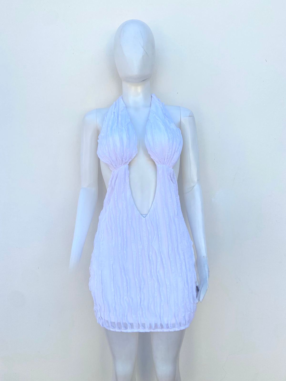 Vestido Mini Fashion Nova, talla grande Xlarge, blanco texturizado para robar todas las miradas. Halter con espalda descubierta. Escote profundo en V y abertura trasera. Con forro y elasticidad para máxima comodidad y movimiento
