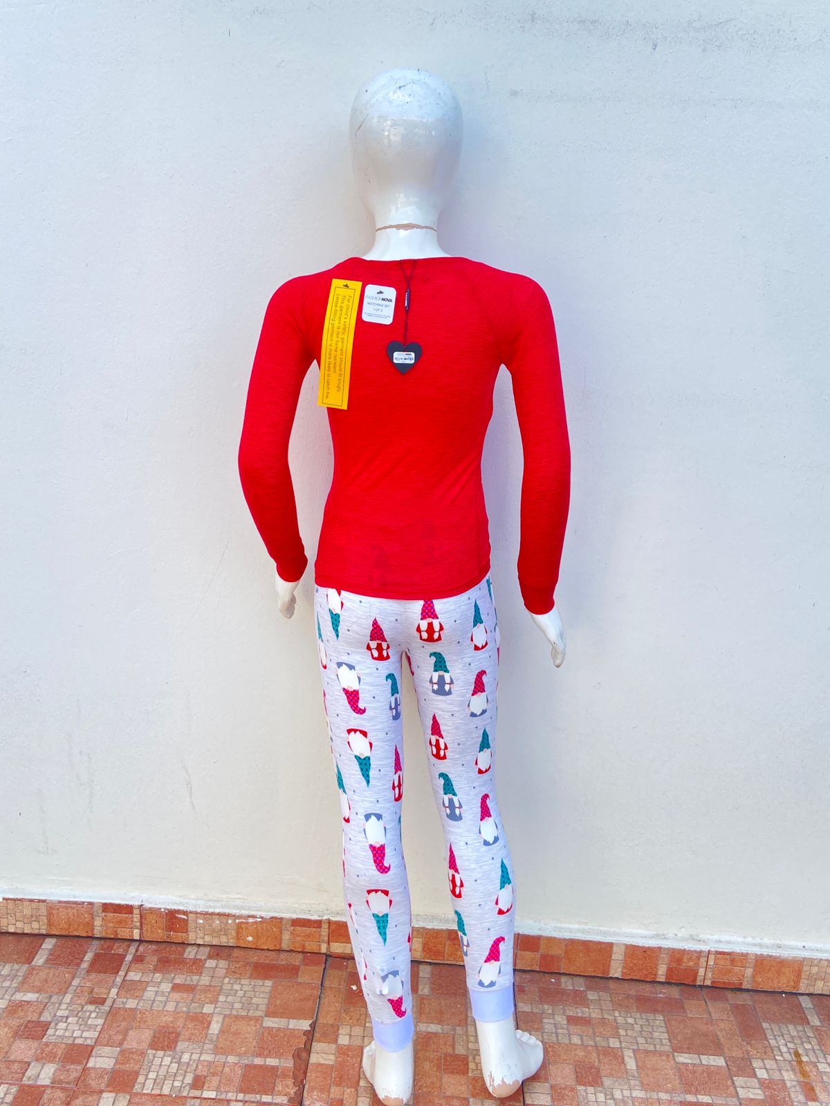 Conjunto/ Pijama Navidad rojo y gris, con estampados de muñequitos de duendes navideños y magos, con letras “NAUGHTY AND I GNOME IT”