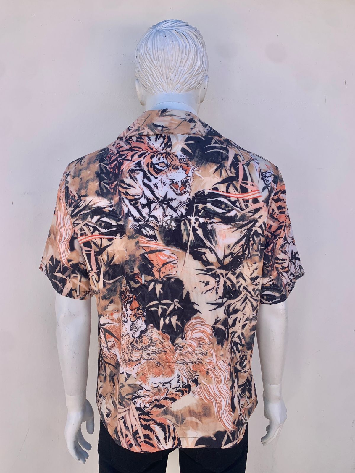 Camisa Nova Men original, en color marrón con estampado de Tiger