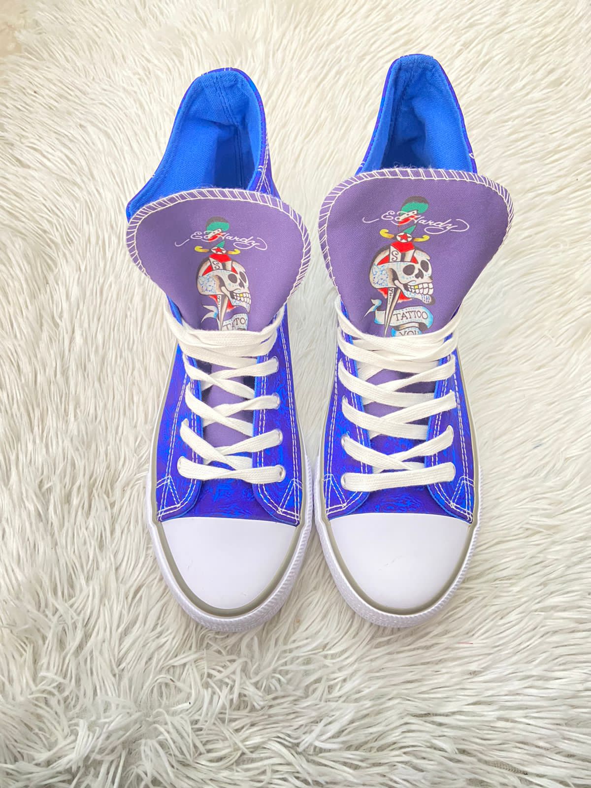 Tenis ED HARDY original, converse azul neón con letras en un lado D E en gris, cordones blancos.