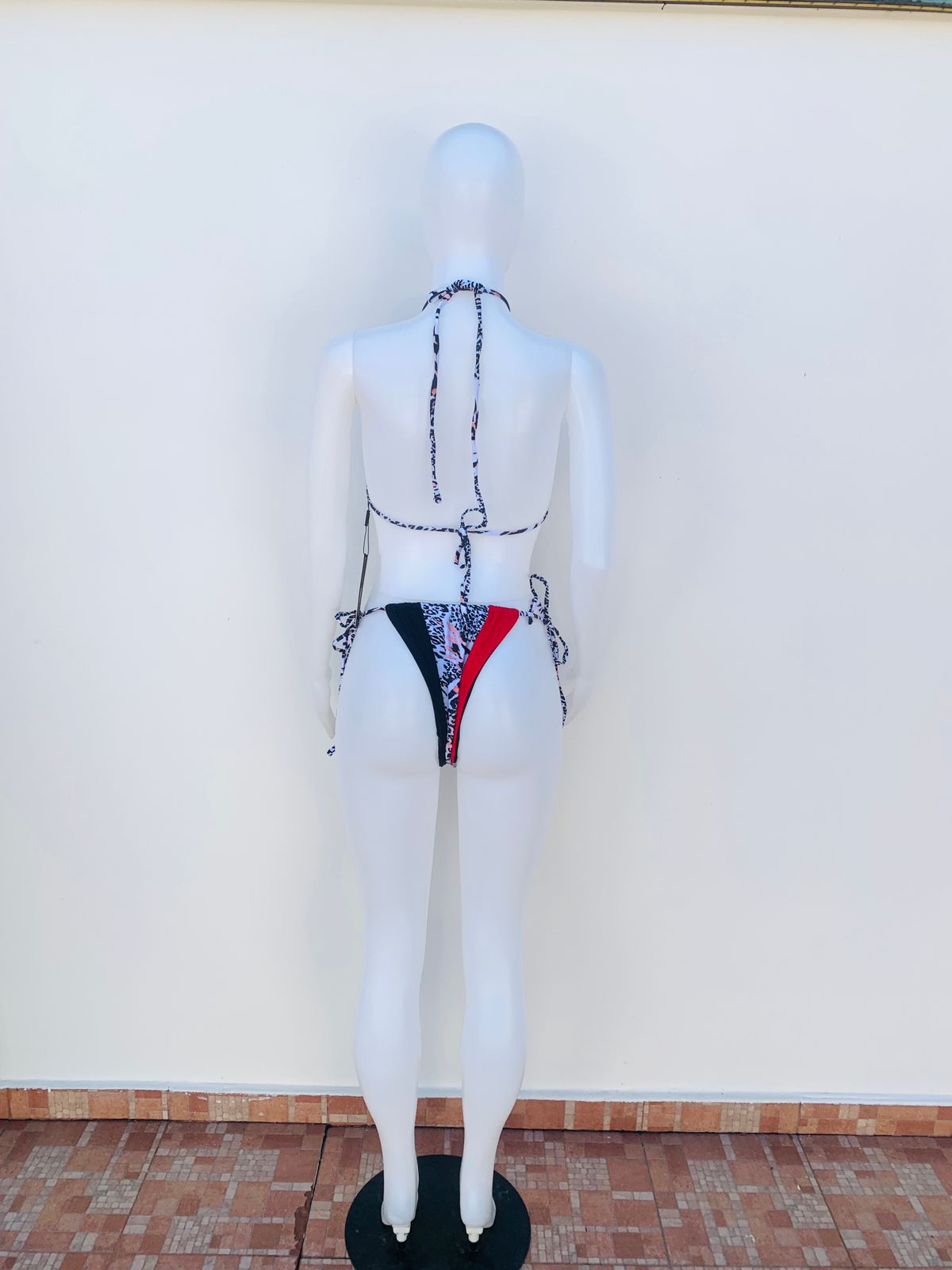 Biquini, de dos piezas negro con con rojo estampado animal print.