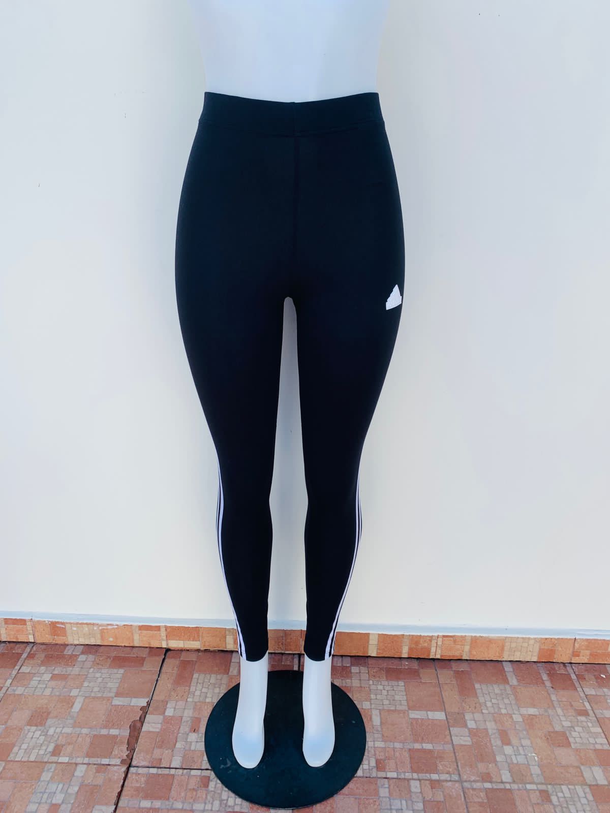 Legging/ Licra Adidas original negra con rayas blancas en ambos lados – Store