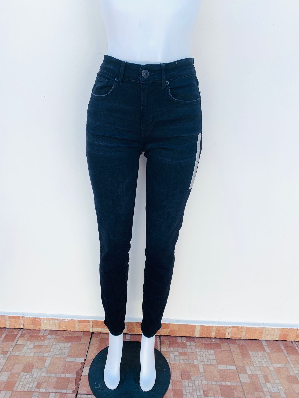 Pantalon jeans American Eagle original de color negro liso NEXT LEVEL