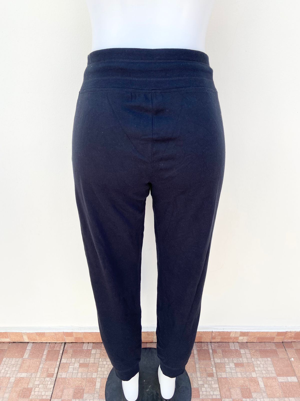 Pantalón/ jogger TOMMY HILFIGER original azul marino con rayas blanca y roja en ambos lados.