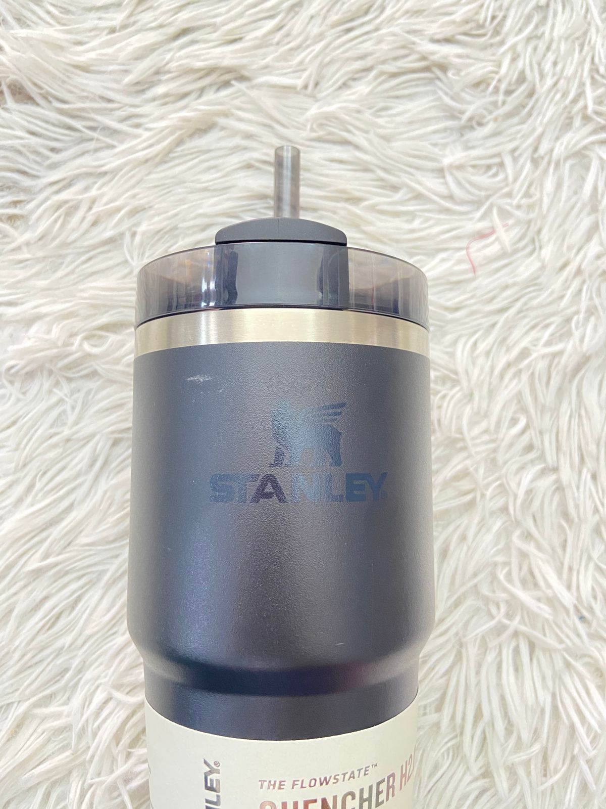 Stanley original termo H2.0 – 20 oz 🧊Súper versátil y con el tamaño perfecto para acompañarte a todos lados incluso portavasos del carro. Mantiene las bebidas frías hasta 8 horas y con hielo hasta 30 horas.