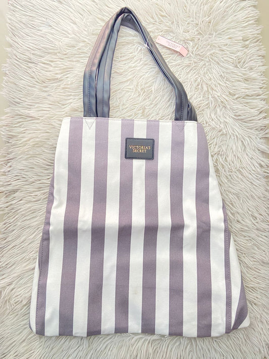Bolso VICTORIA'S SECRET Original color blanco con rayas gris claro con asas en cuero negro.