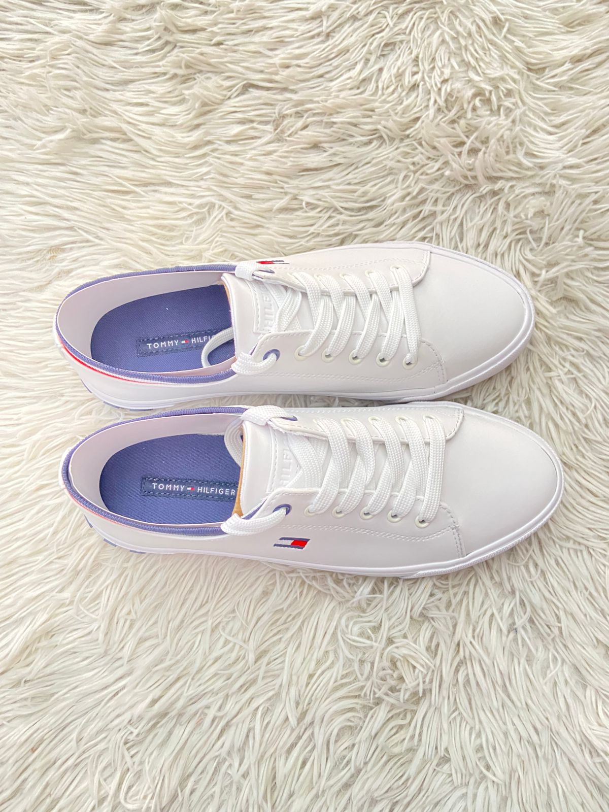 Tenis Tommy Hilfiger Original de Mujer en color blanco con banda en color azul marino blanco y rojo con letras Hilfiger