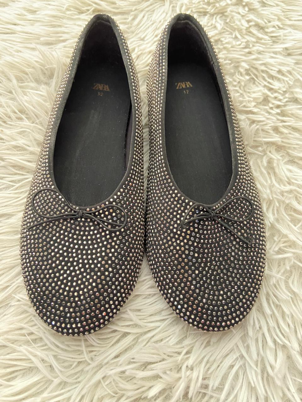 Zapatos ninas Zara original, negro con piedras plateadas con un moño negro.