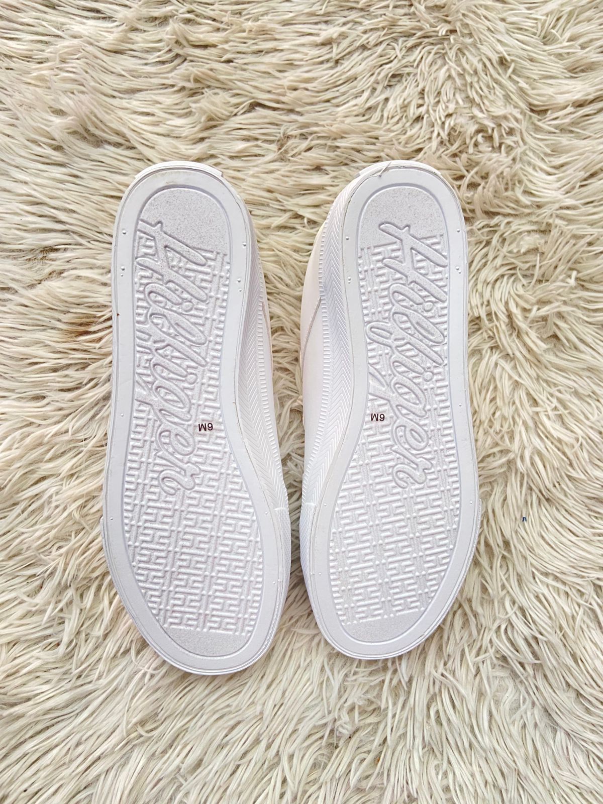 Tenis TOMMY HILFIGER original, color blanco con logo clásico en el costado.