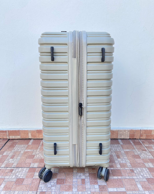 Maleta it luggage original , verde olivia. Material ABS resistente al agua. Asa telescópica ajustable. Amplio interior con doble compartimento