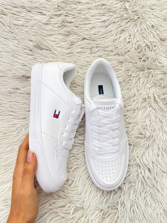 Tenis TOMMY HILFIGER original, color blanco con logo clásico en el costado.